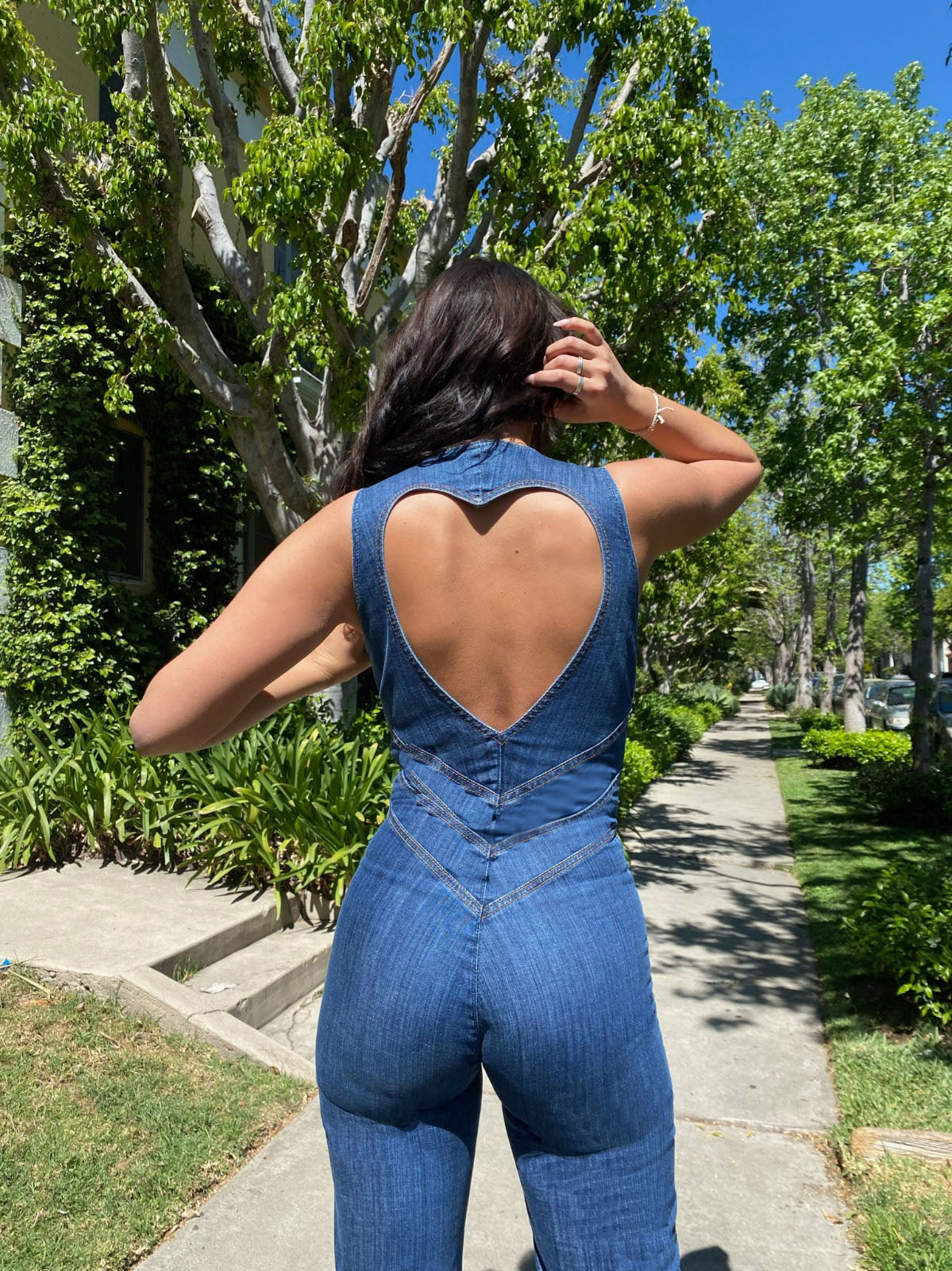 AmoraCurve™ — Own Every Room with Irresistible Confidence and Effortless Glam