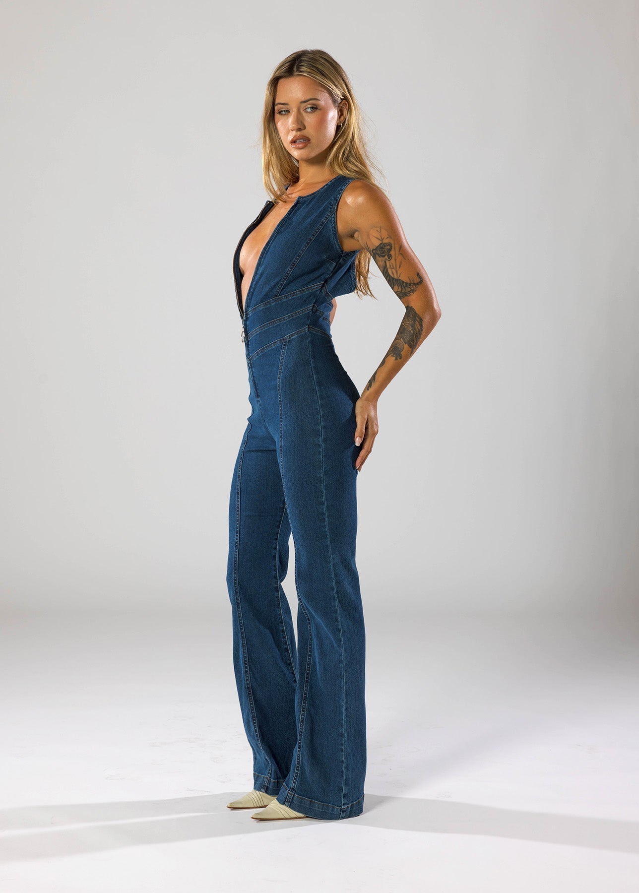 AmoraCurve™ — Own Every Room with Irresistible Confidence and Effortless Glam