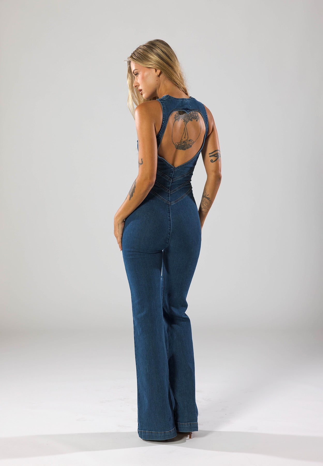 AmoraCurve™ — Own Every Room with Irresistible Confidence and Effortless Glam