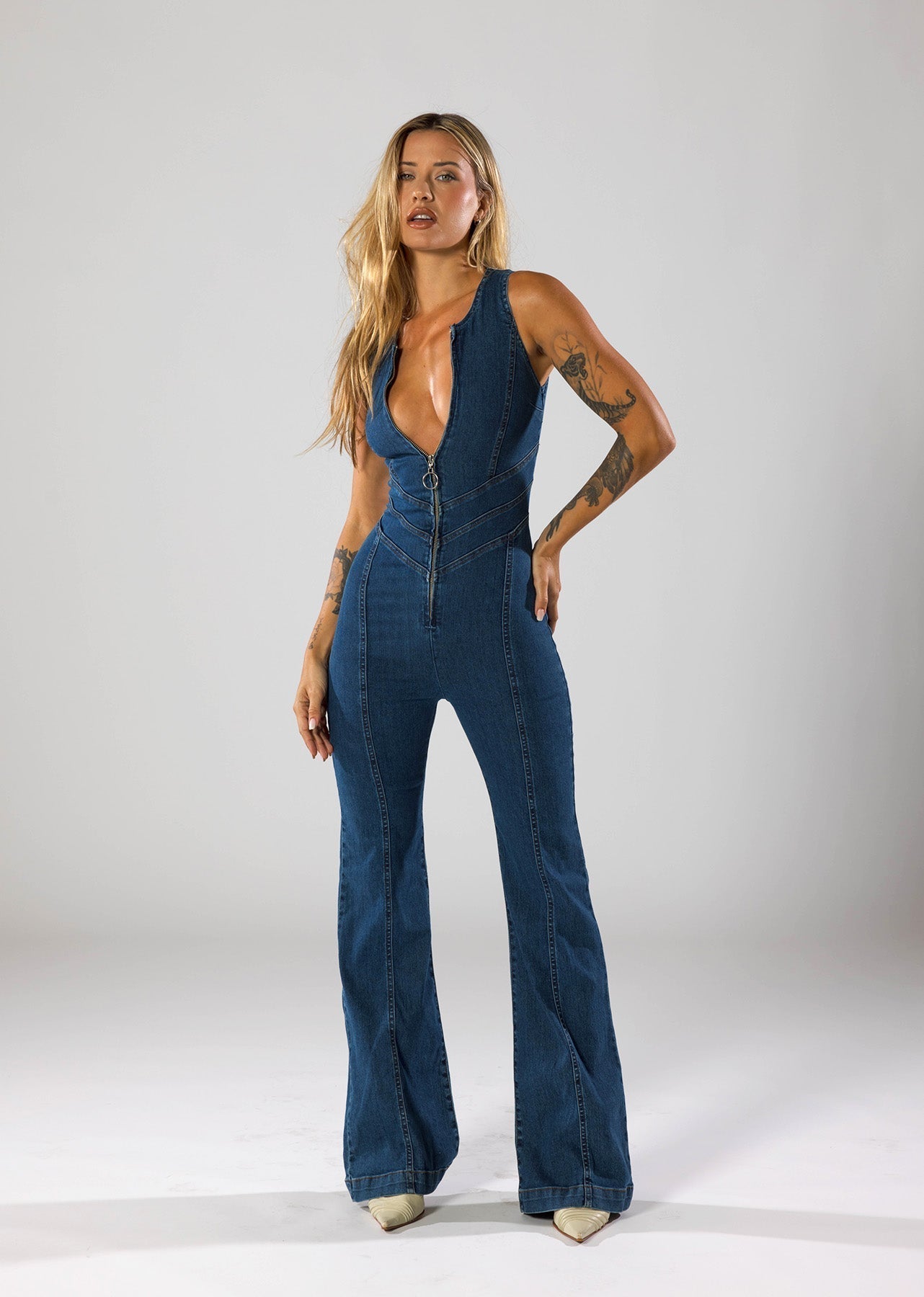 AmoraCurve™ — Own Every Room with Irresistible Confidence and Effortless Glam